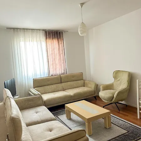 Luxe 2 * טיראנה