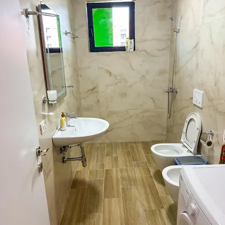 Luxe 2 * טיראנה